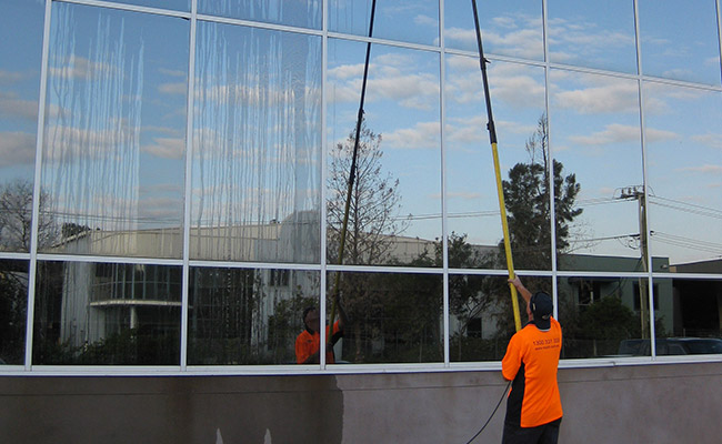 img-extended-pole-cleaning